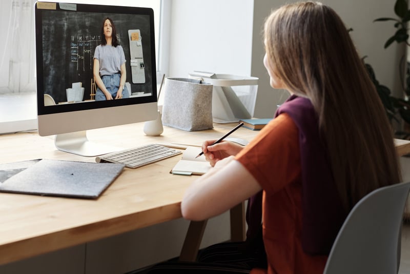Strategies to hook viewers within the first 30 seconds Strategies to hook viewers within the first 30 seconds