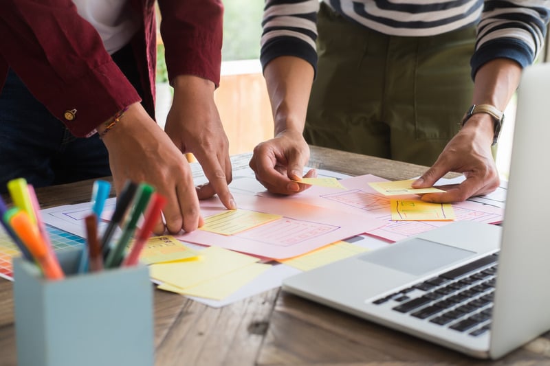 Utilizing compelling visuals and infographics to attract attention Utilizing compelling visuals and infographics to attract attention